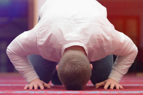 Religieuze moslim man bidden in de prachtige grote moskee. — Stockfoto