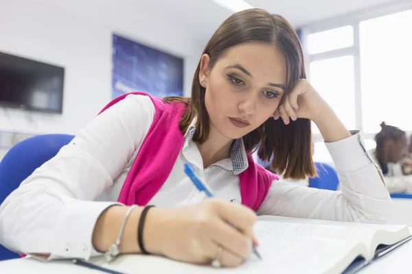 Jonge vrouwelijke student in wiskunde klas overweldigd door de wiskunde formu — Stockfoto