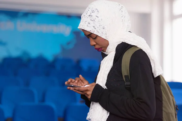 Afričtí američtí muslimové podnikání ženypomocí telefonu po současnosti — Stock fotografie