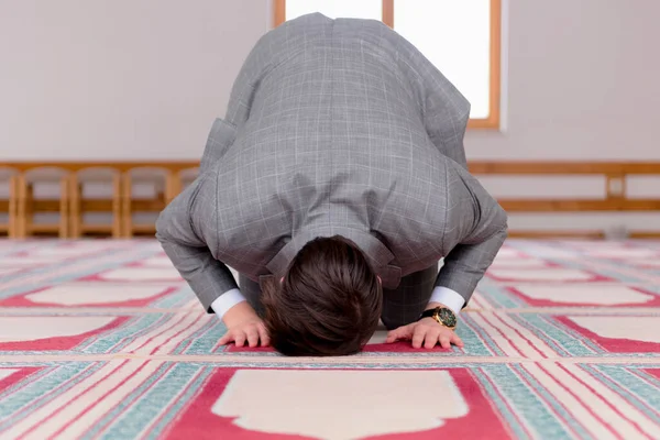 Religioso musulmán rezando dentro de la mezquita. —  Fotos de Stock