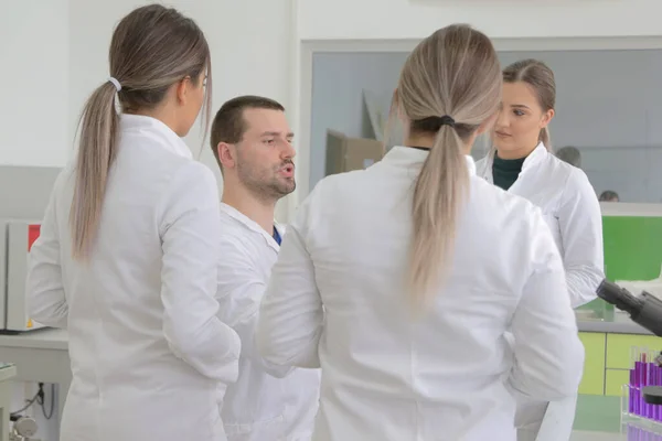 Skupina mladých laboratorních vědců pracujících v laboratoři s testem tu — Stock fotografie