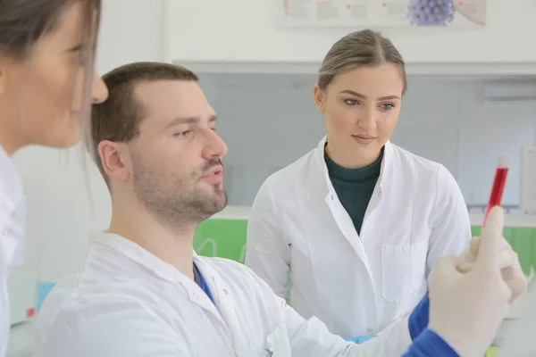 Skupina mladých laboratorních vědců pracujících v laboratoři s testem tu — Stock fotografie