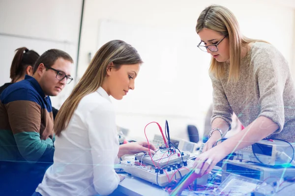 Bir grup genç öğrenciyle birlikte teknik meslek eğitimi alıyorsunuz.