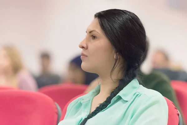 Hermosa estudiante escucha atentamente durante el seminario. Estudio —  Fotos de Stock