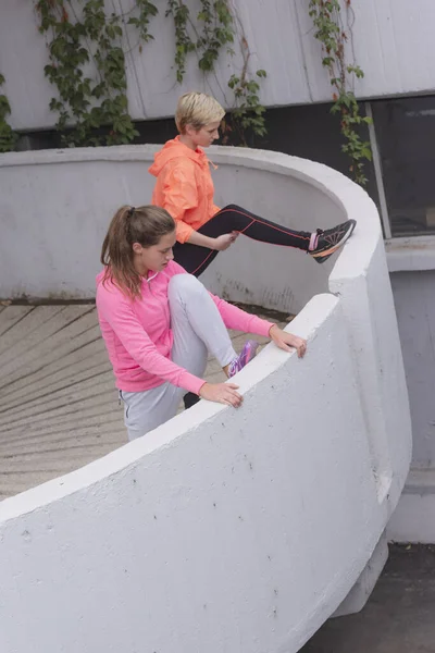 Två Unga Kvinnliga Löpare Förbereder Sig För Joggning Stadsgatan Passar — Stockfoto