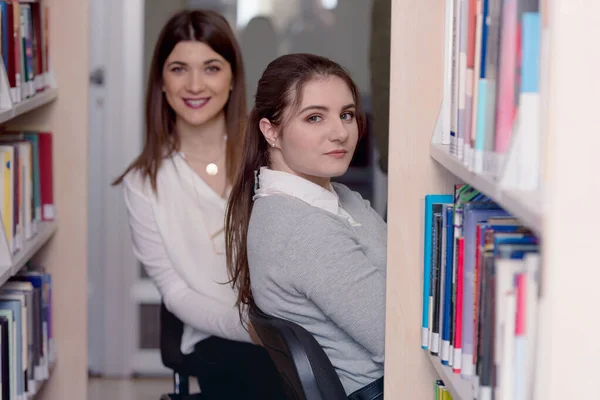Twee mooie volwassen vrouwelijke studenten besteden vakantie op de universiteit — Stockfoto