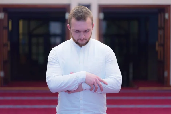 Giovane religioso europeo musulmano che prega dentro la bella — Foto Stock