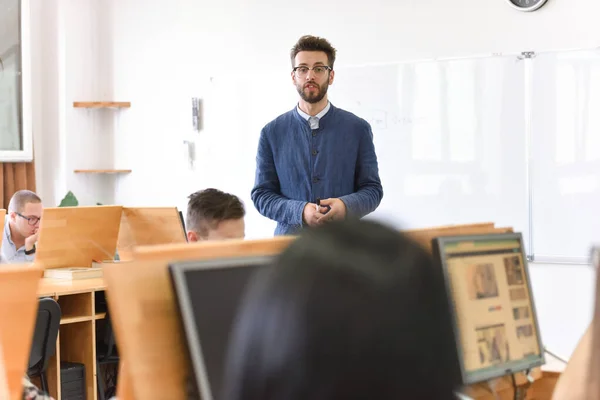 Mężczyzna profesor wyjaśnić lekcję dla studentów i interakcji z nimi — Zdjęcie stockowe