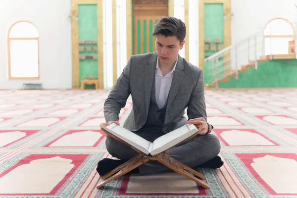 Religioso muçulmano homem orando dentro da mesquita e lendo santo — Fotografia de Stock