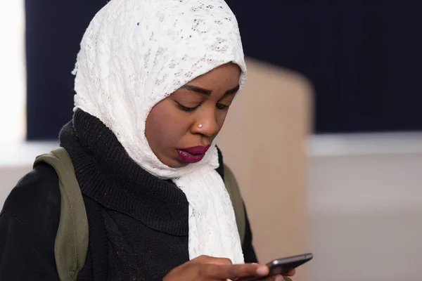 Afro-americana musulmana mujer de negocios escuchando y viendo p — Foto de Stock