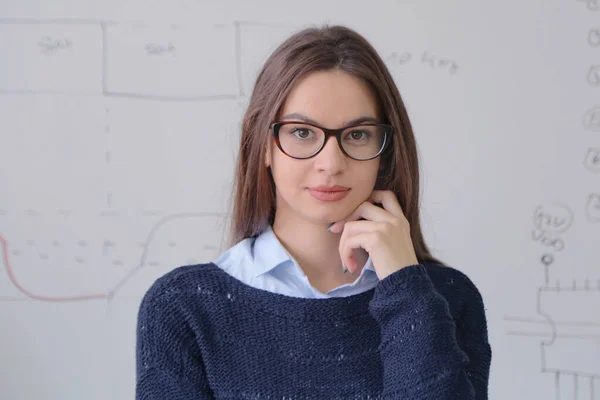 Jonge mooie vrouwelijke student draagt een bril. — Stockfoto