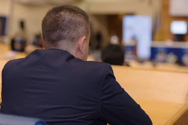 Empresario en sala de conferencias de negocios con prese público — Foto de Stock