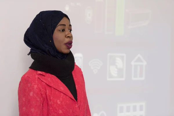 Africano americano joven mujer de negocios da presentación para autobús —  Fotos de Stock