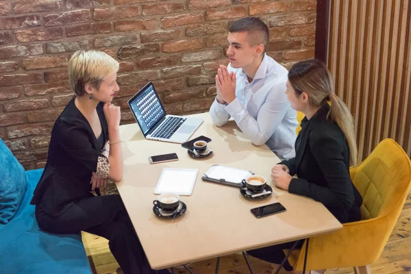 Empresarios multirraciales que trabajan relacionados con la tecnología — Foto de Stock