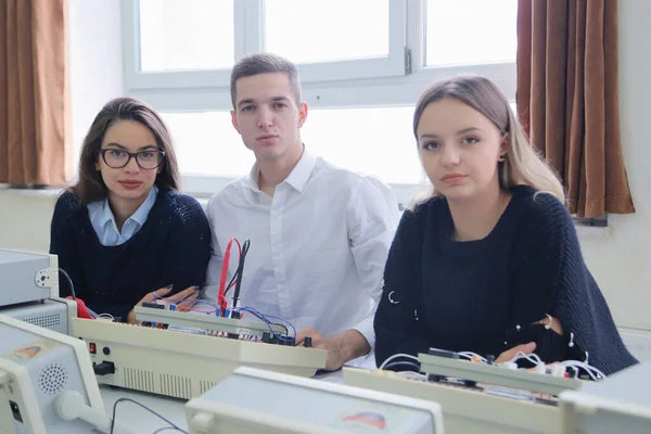 技術職業訓練の3人の若い学生、レッソ — ストック写真