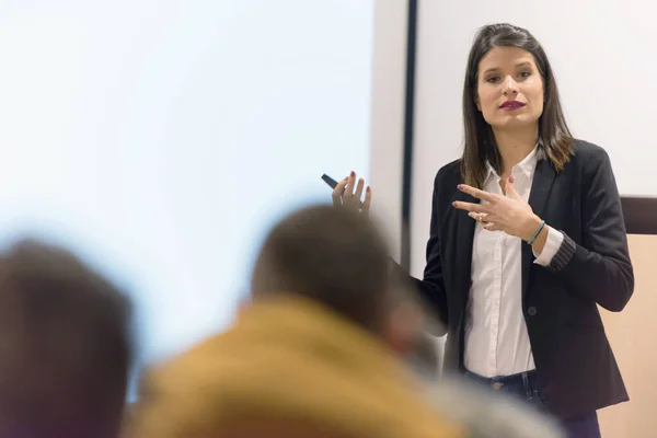 Mujer de negocios bastante joven, profesor o mentor entrenador hablando con — Foto de Stock