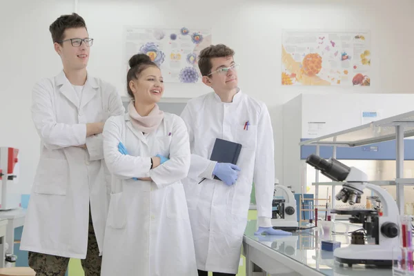 Grupo de jovens cientistas de laboratório que trabalham em laboratório com teste tu — Fotografia de Stock