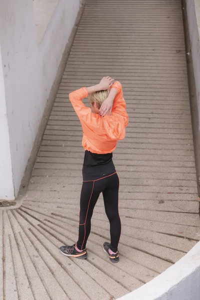 Ung Kvindelig Løber Forbereder Sig Jogging Byens Gade Fit Krop - Stock-foto
