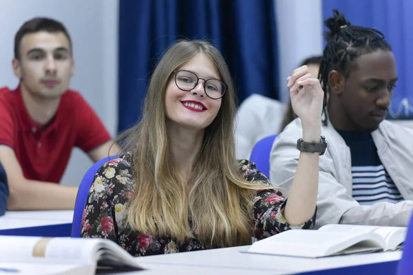 Studenti život na kampusu. Portrét studentky s — Stock fotografie