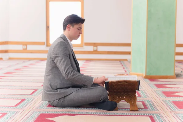 Релігійний молодий гафіз мусульманин молиться всередині мечеті і р — стокове фото