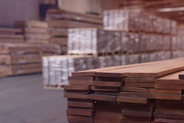 Productielijn van de houten vloer fabriek. Magazijn van planken — Stockfoto