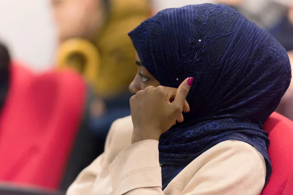 Hermosa hembra afro hijab musulmán estudiante escuchar cuidadosamente dur —  Fotos de Stock