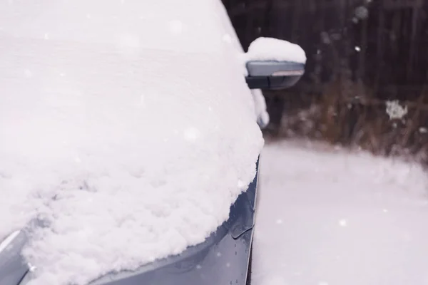 In the street side parked cars covered with snow. Car under snow — Stock Photo, Image