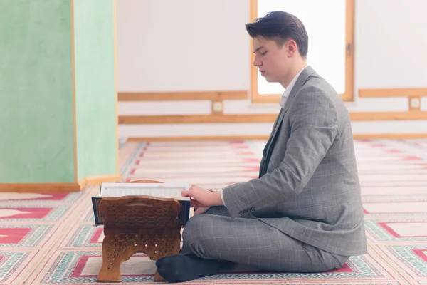 Jeune homme musulman religieux hafiz priant dans la mosquée et r — Photo