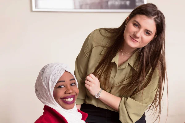 Deux femmes multiethniques démarrage d'entreprise afro-américaine et eur — Photo