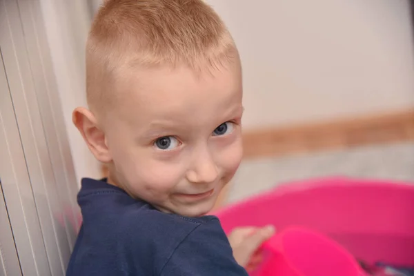 Jong wit kleuterschool 4 jaar oud jongen glimlachen en kijken naar de camera. — Stockfoto