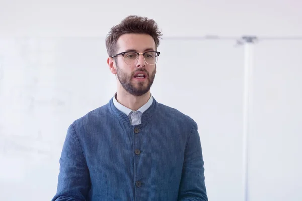 Egy férfi tanár portréja. Férfi professzor magyarázza el a csődör — Stock Fotó