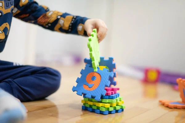 Criança pré-escolar brincando com blocos de brinquedos coloridos. Miúdo a brincar — Fotografia de Stock