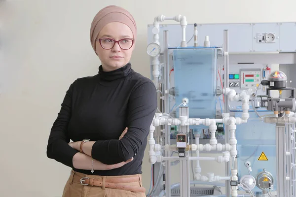技術的な職業訓練の若い女性イスラム教徒の技術者lo — ストック写真
