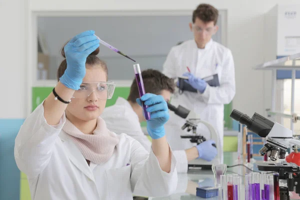 Skupina mladých laboratorních vědců pracujících v laboratoři s testem tu — Stock fotografie