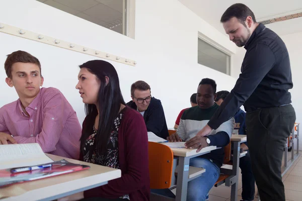 Mężczyzna profesor wyjaśnić lekcję dla studentów i interakcji z nimi — Zdjęcie stockowe