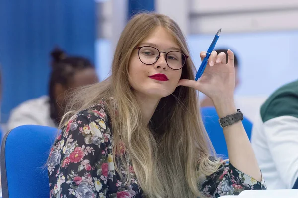 Università studentessa in classe si siede alla sua scrivania girando a s — Foto Stock