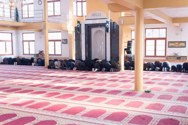 Muslim berdoa bersama-sama di dalam masjid besar . — Stok Foto