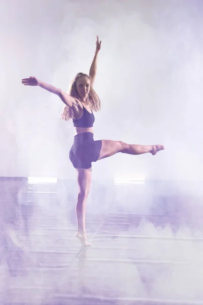 Joven bailarina moderna bailando en el estudio. Deporte, baile y ur —  Fotos de Stock