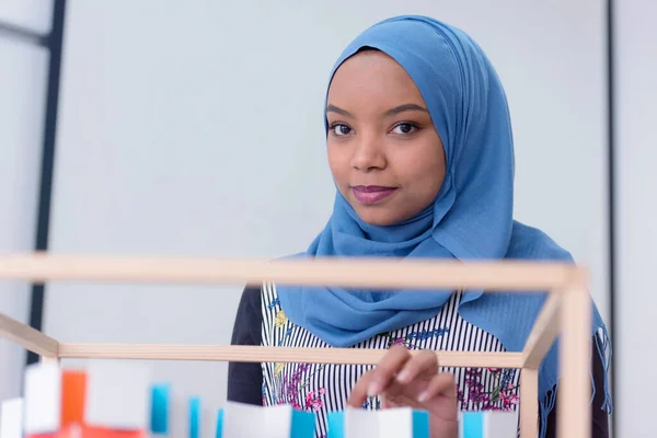 Schöne muslimische afrikanisch-amerikanische Architekturstudentin lo — Stockfoto