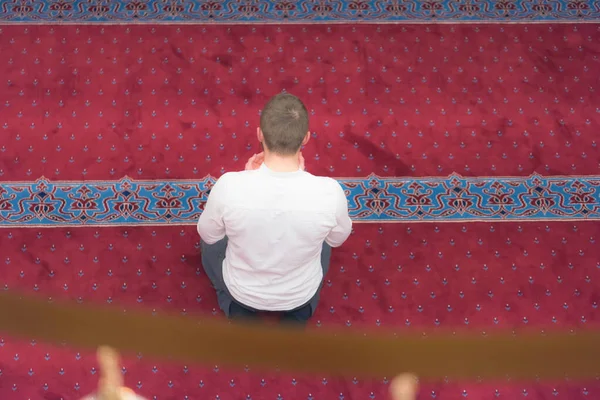 Νεαρός θρήσκος Ευρωπαίος μουσουλμάνος προσεύχεται μέσα στο όμορφο — Φωτογραφία Αρχείου
