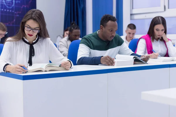 Universiteit gemengd ras Studenten, Afrikaans, Amerikaans en Europees d — Stockfoto