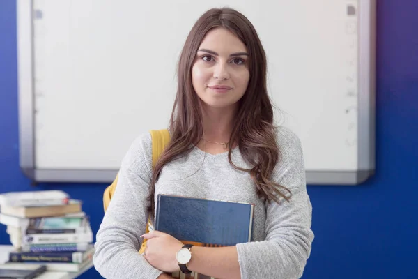 Retrato de una joven y hermosa estudiante dentro del aula. S —  Fotos de Stock