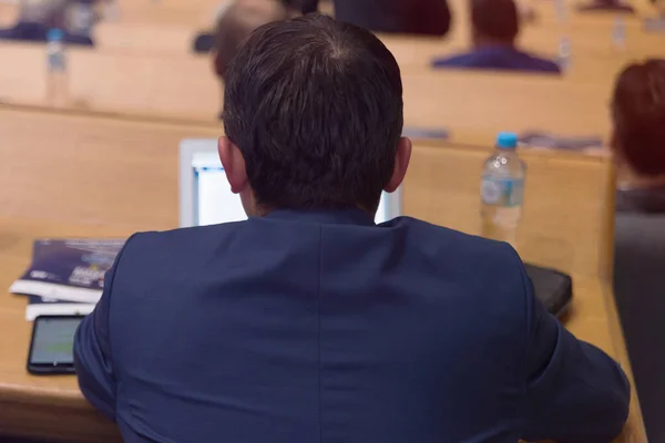 Empresario en sala de conferencias de negocios con prese público — Foto de Stock