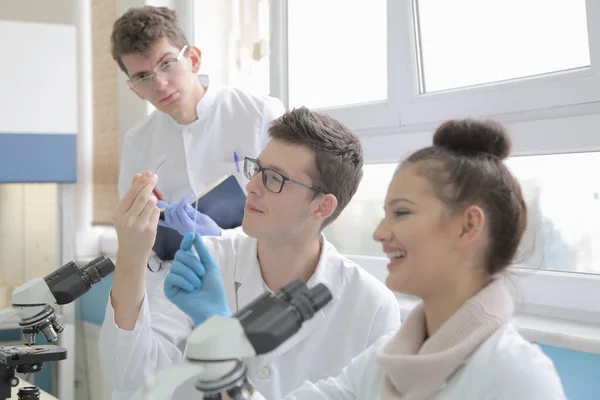 Grupo de jovens cientistas de laboratório que trabalham em laboratório com teste tu — Fotografia de Stock