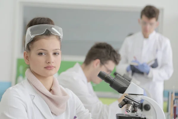 Skupina mladých laboratorních vědců pracujících v laboratoři s testem tu — Stock fotografie