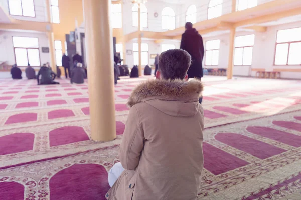 Religieuze moslimgebeden samen biddend in de grote moskee. — Stockfoto