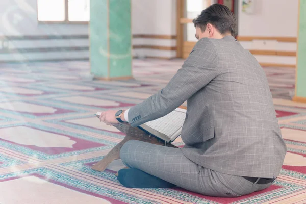 Religiöse junge hafiz muslimische Mann betet in der Moschee und r — Stockfoto