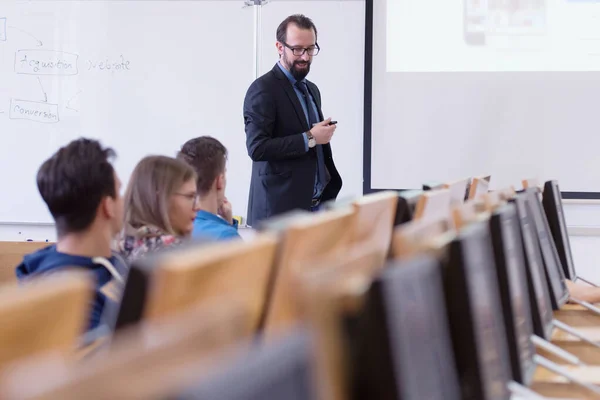 Groep studenten studeren met professor in moderne school classroo — Stockfoto