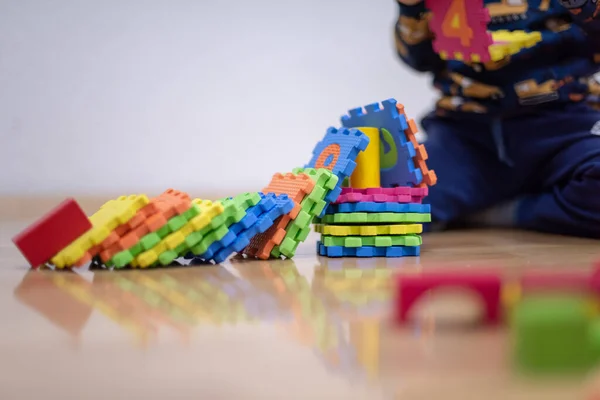 Niño preescolar jugando con bloques de juguetes coloridos. Niño jugando —  Fotos de Stock