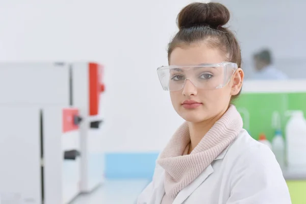 Jonge vrouwelijke mannelijke wetenschapper in een laboratorium doet onderzoek, mic — Stockfoto